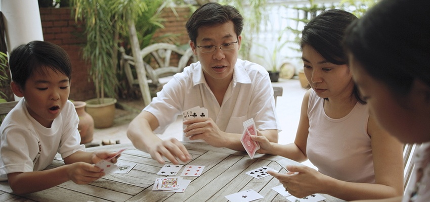 Children and parents are playing the quick draw card game